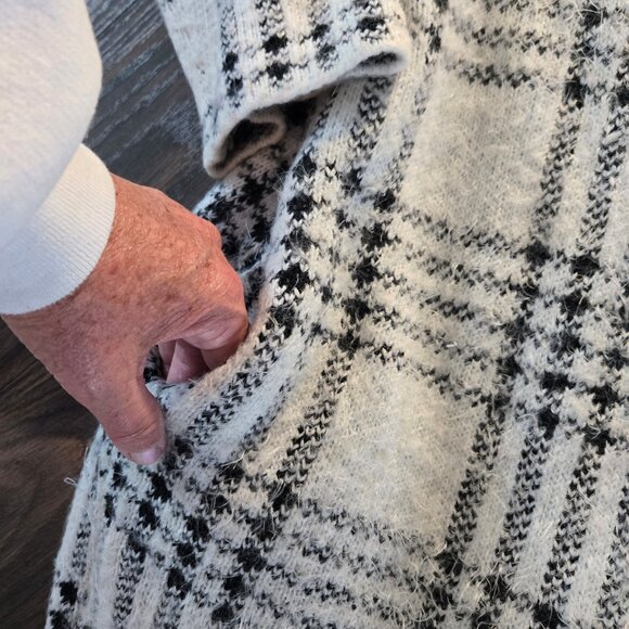 2BELLA Fuzzy Midi Length White & Black Plaid Cardigan Sweater w/ Pockets SIZE S - Picture 12 of 12